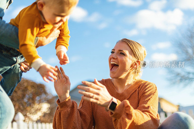 夏末初秋，母子和外婆一起在院子里玩耍