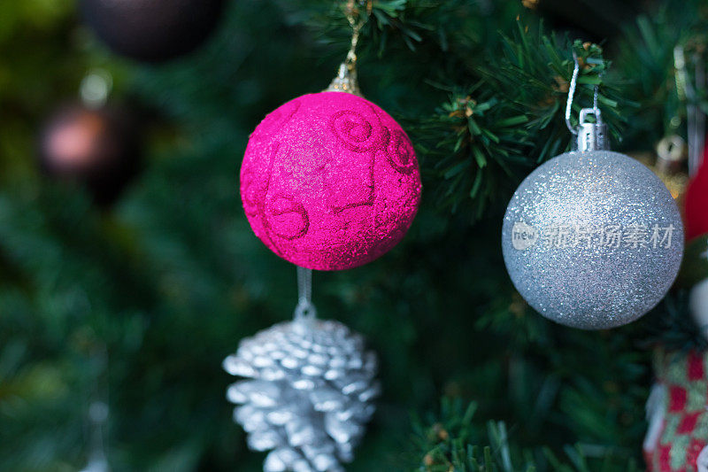 用粉色球体装饰的圣诞树