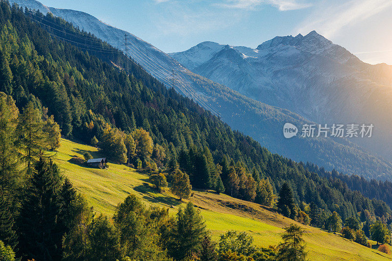 美丽的瑞士阿尔卑斯山，日落的景色