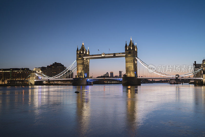 塔桥在日落和泰晤士河照明，伦敦，英国