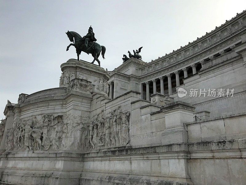 意大利罗马维克多·伊曼纽尔二世国家纪念碑上有维克多·伊曼纽尔二世的雕像