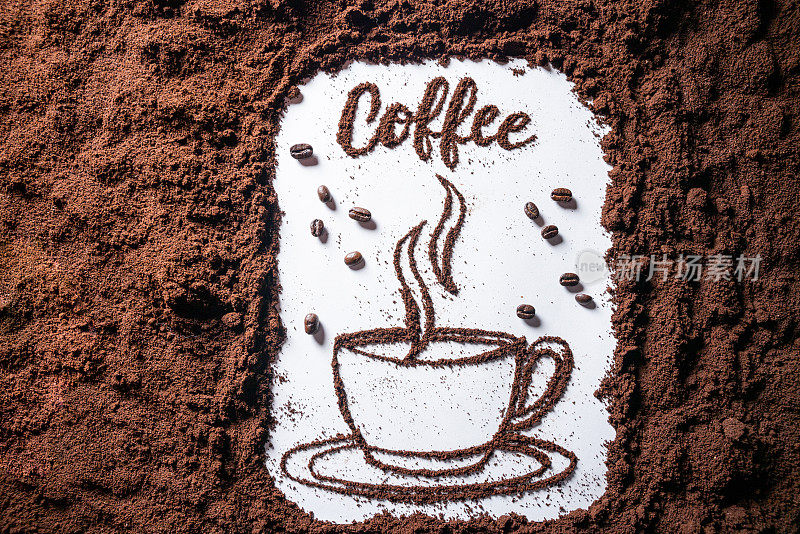 平面背景磨碎的咖啡图形与单词“咖啡”和一个杯子形状与咖啡豆和磨碎的咖啡