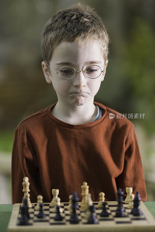 这孩子很失望，因为他下棋输了