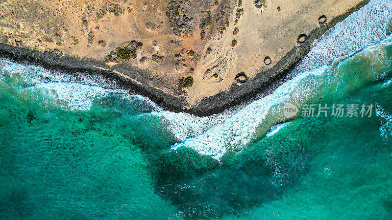 鸟瞰图，富埃特文图拉南部的海滩上有石头制成的防风圈