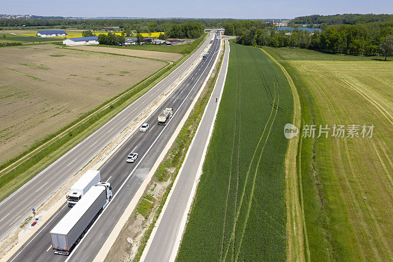 公路与卡车在农村地区，鸟瞰图