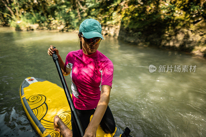 女人paddleboarding