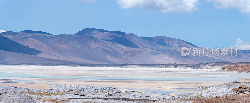 智利阿塔卡马沙漠上令人惊叹的冰盐泻湖，靠近玻利维亚和阿根廷边境。