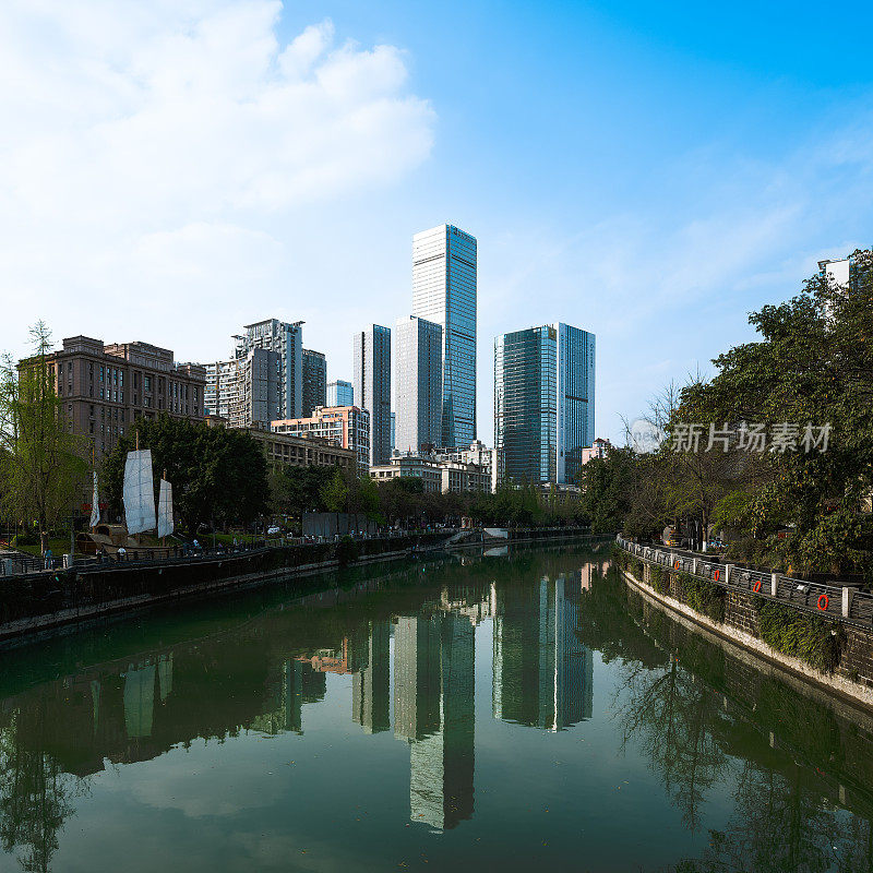 下午，成都大桥边的城市天际线