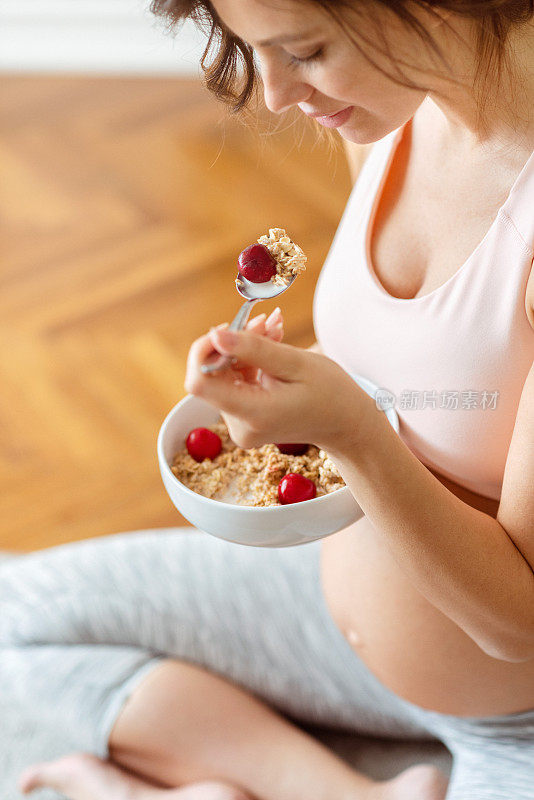 年轻孕妇吃健康早餐