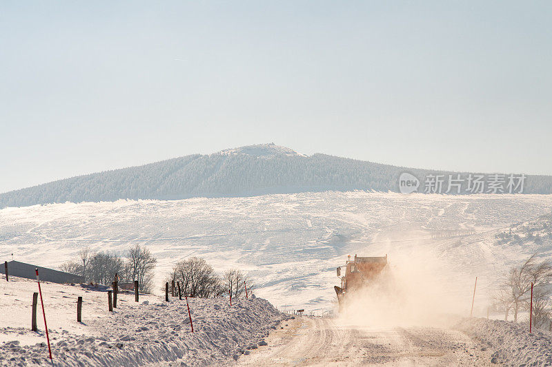 山路上的除雪车