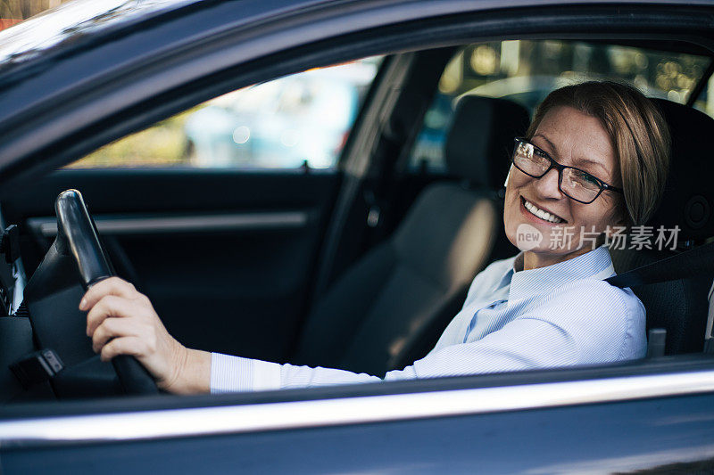 成熟的女人开车。