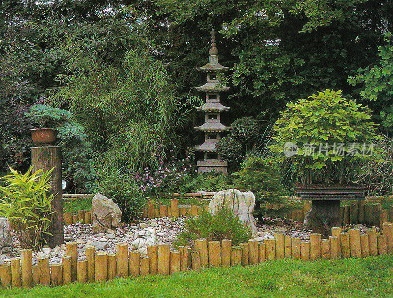 形象风化，日本石塔在东方园林与枫树和竹子，禅宗风格的园林景观日本，佛教五层宝塔