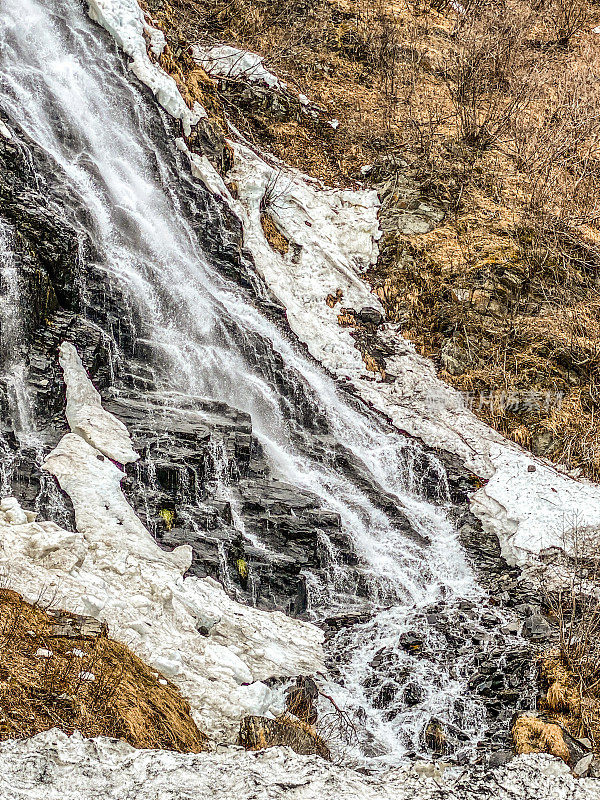 马尾瀑布-变化的季节-瓦尔迪兹，阿拉斯加