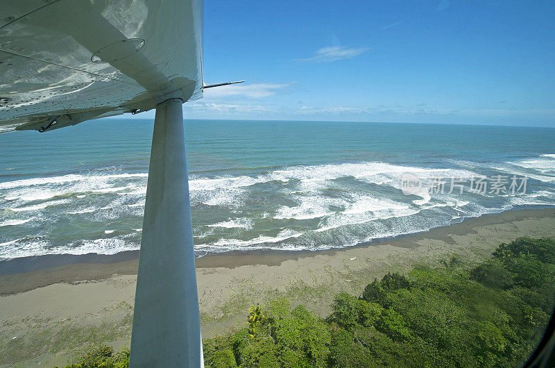 鸟瞰图托图盖罗崎岖的海浪席卷海岸线，哥斯达黎加的景观之一