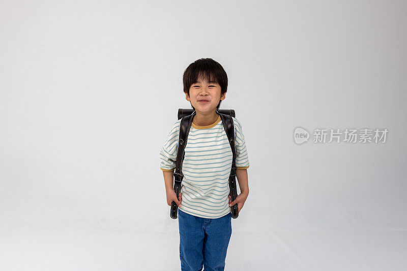 小学孩子的肖像，携带随机seru和微笑的白色背景