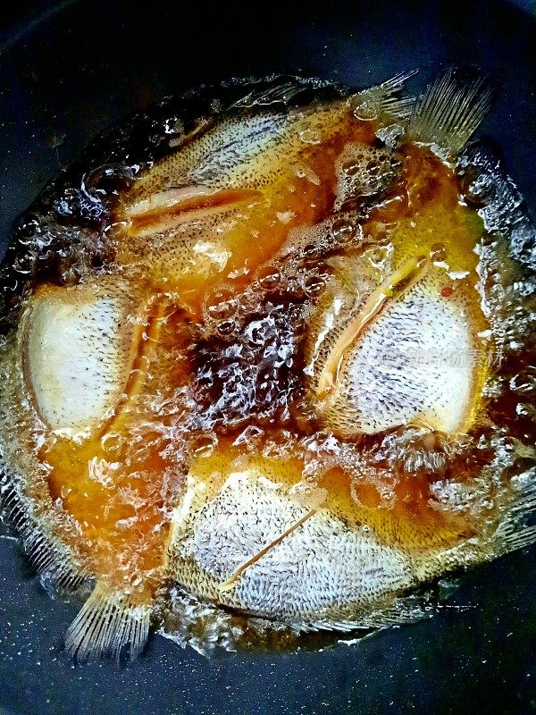 煎蛇皮丝瓜鱼-食品准备。