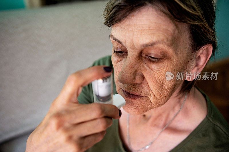 老年妇女治疗哮喘吸入器