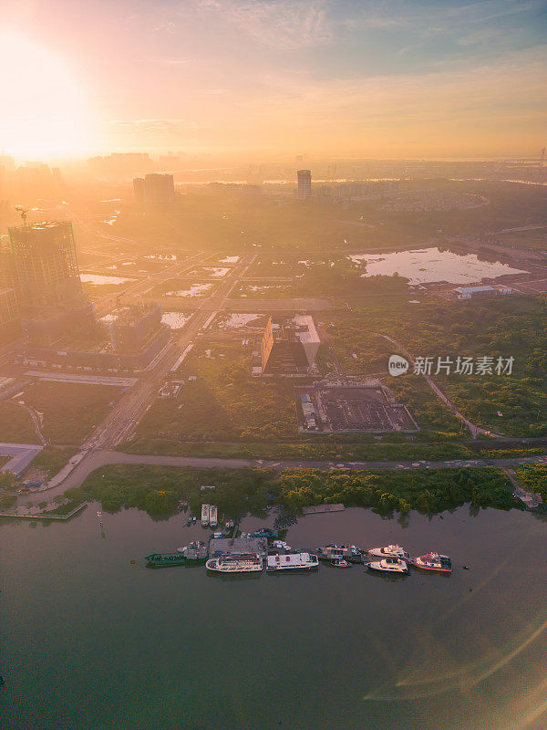 鸟瞰胡志明市的天际线和西贡河上的摩天大楼，市中心的商业中心。早上的观点。远处是地标81号摩天大楼