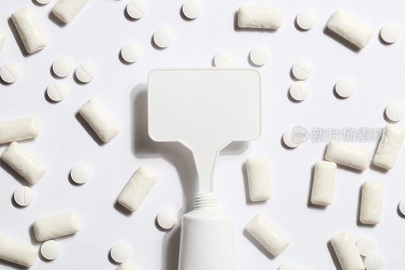 二氧化钛，E171，危险添加剂概念。口香糖、药片、牙膏或奶油，并在白底留白。本空间