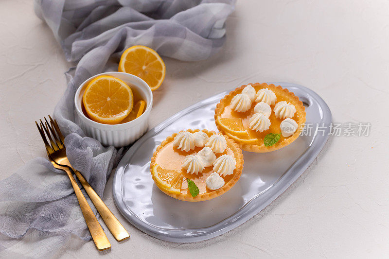 自制柠檬凝乳，配上新鲜的柠檬片，鲜奶油和薄荷，放在陶瓷盘子上