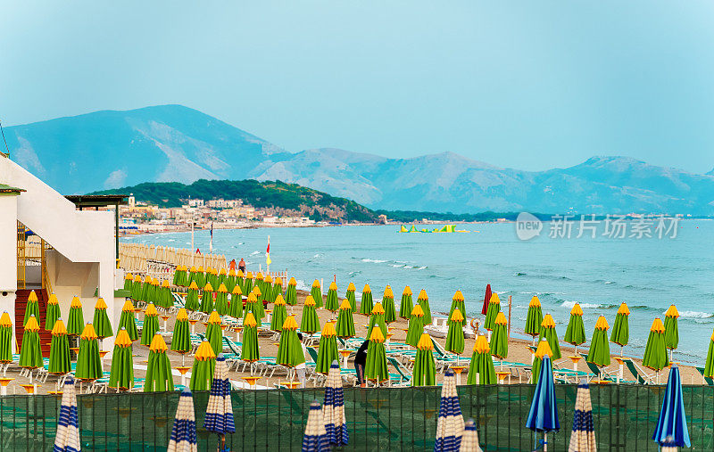 意大利斯卡利海滩上的日光浴躺椅和雨伞。