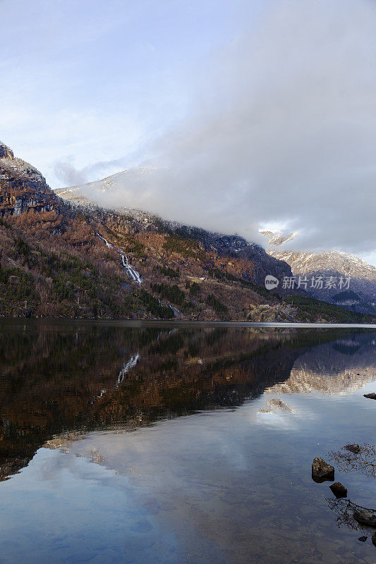 哈当厄峡湾和Sörfjorden在冬天的黄昏