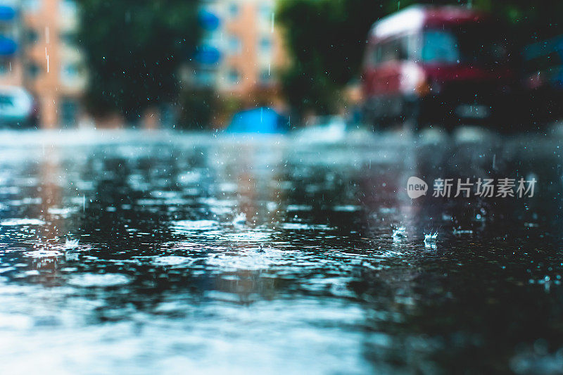 小雨打在沥青。下雨了。多雨的天气。汽车在路上。暮光