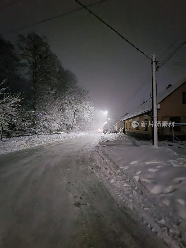 下雪的冬天的晚上