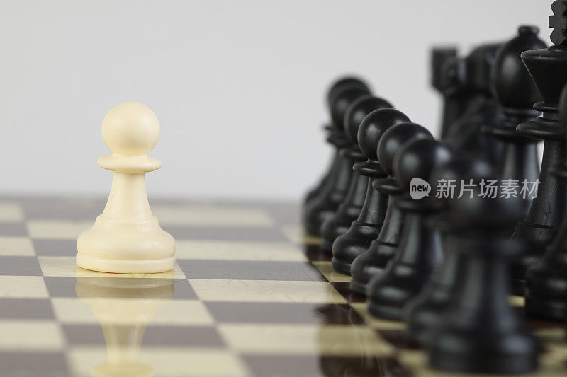 棋局竞争商业理念，商业竞争理念对抗问题，来自周边问题的威胁。在游戏的概念下展出