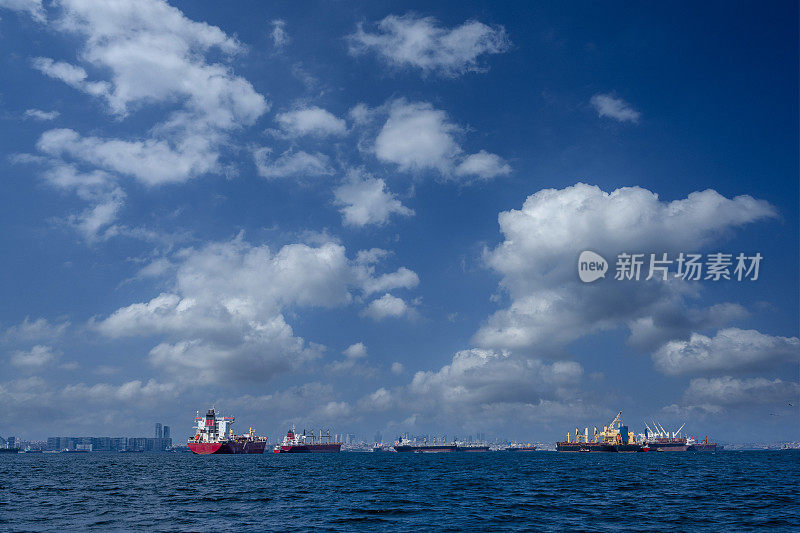 在马尔马拉海等待通过?stanbul博斯普鲁斯海峡的船只。