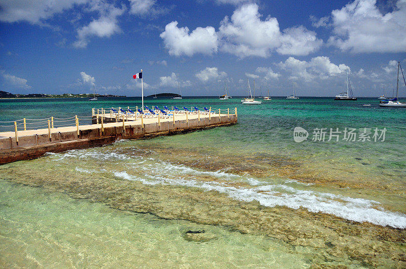 马里格特湾海滩的碧绿海水――圣马丁马里格特海滩码头(法国部分)