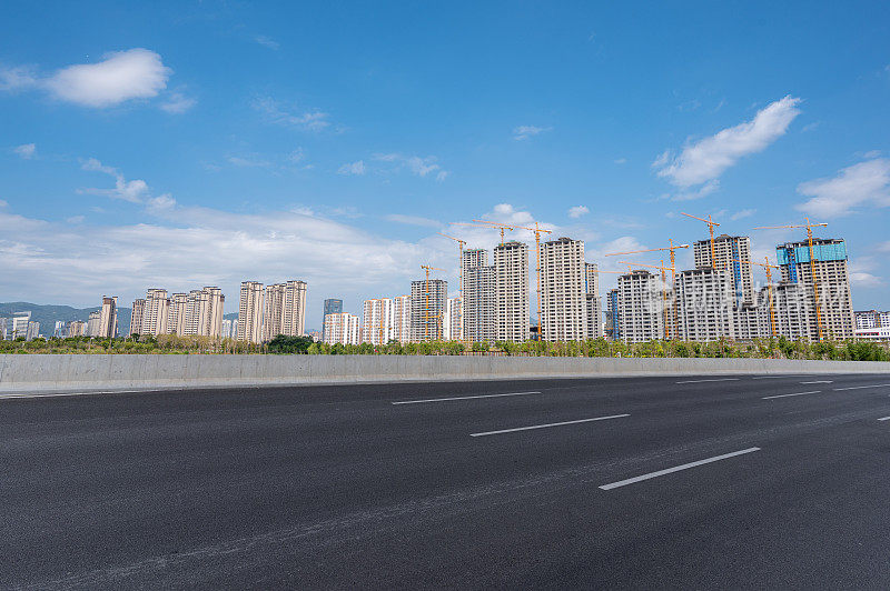 空旷而干净的柏油路和城市天际线