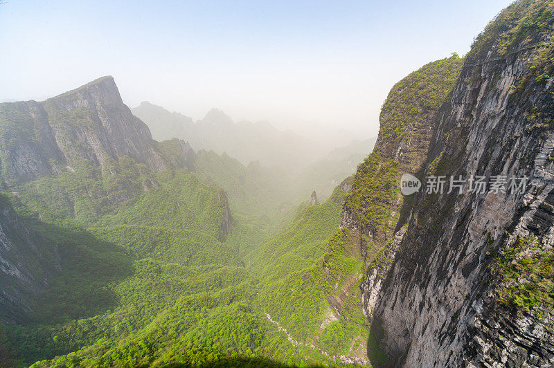 张家界国家公园的风景，中国天门山小径在张家界，中国湖南