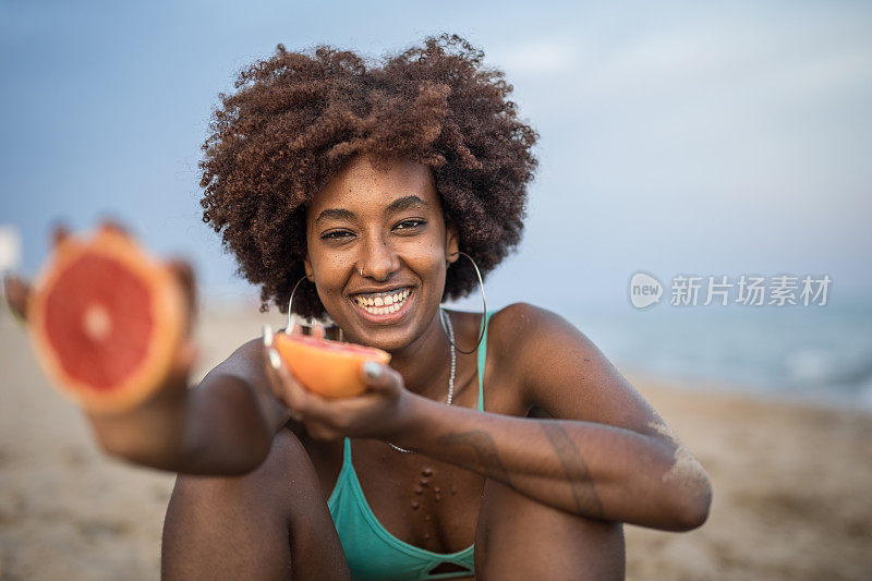 在这些炎热的夏日里，当我在海滩上度过一天时，葡萄柚使我精神焕发