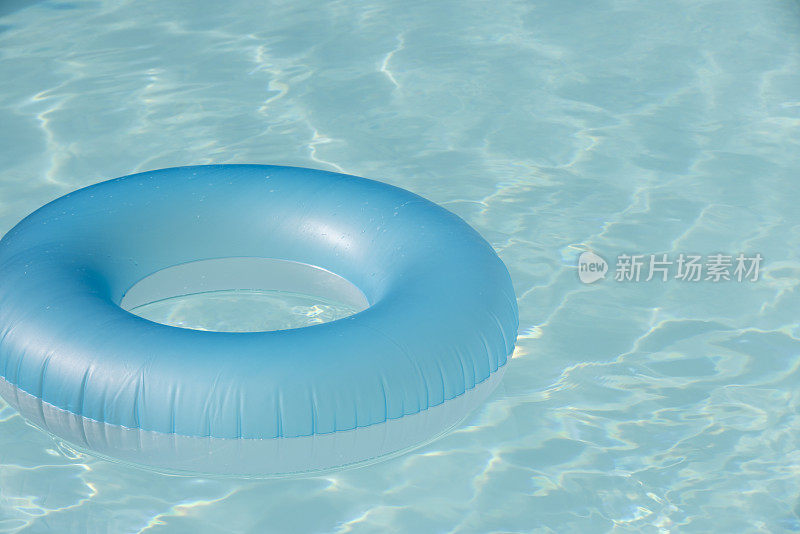 游泳池清澈的水中的充气环