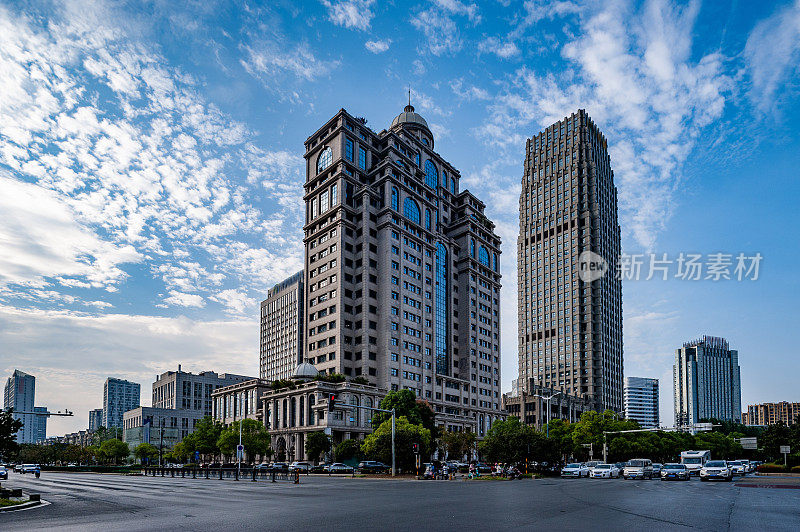 现代城市道路十字路口，地标建筑一览无余