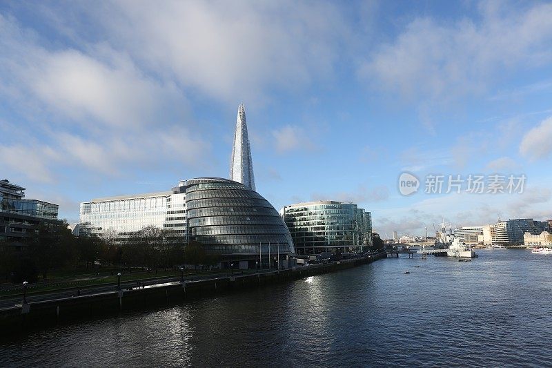 英国伦敦市泰晤士河畔的现代建筑