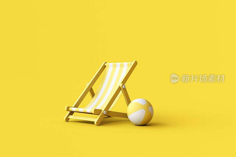 黄色背景的条纹甲板椅和沙滩球。