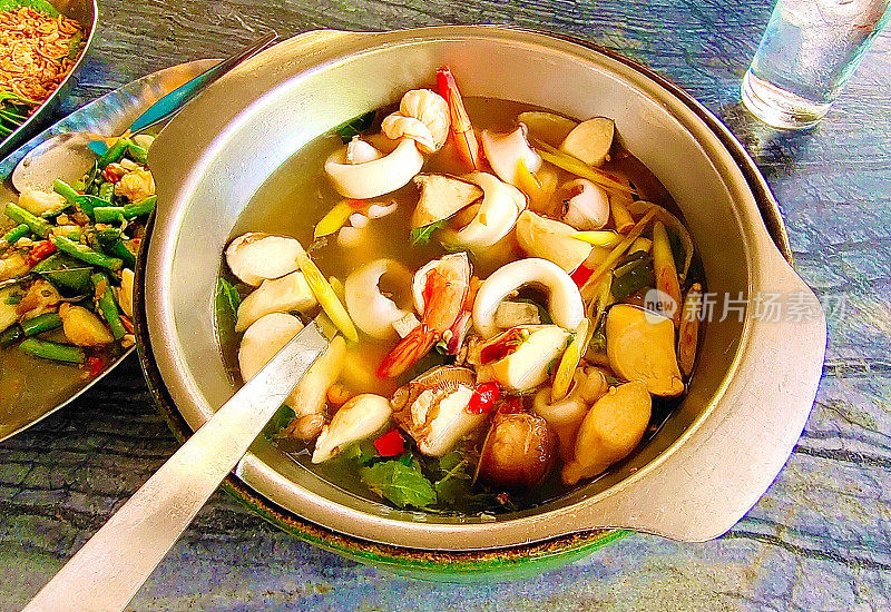 冬阴汤或泰式酸辣海鲜汤