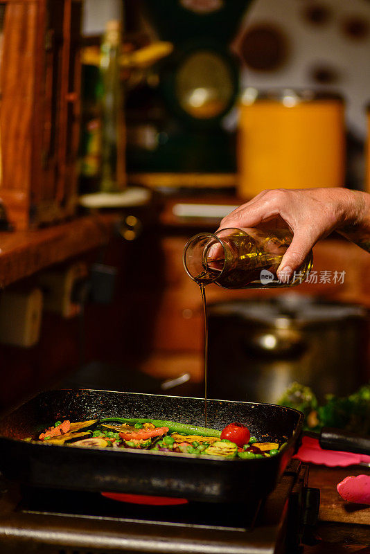 菜肴准备与蔬菜和鳕鱼。健康有机天然食品。