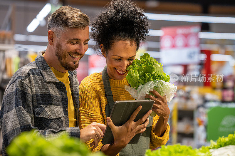 一位顾客在商店里买蔬菜。