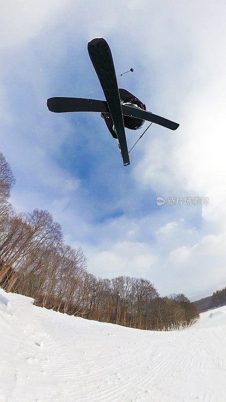 直接下面的自由式滑雪者跳跃的观点