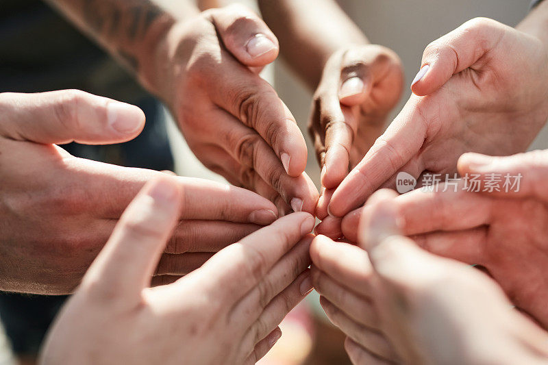 多样性、团结和双手在一个圈子里一起寻求支持、信任和社区协作。多种族，伙伴关系和人的手触摸连接，团队和爱的形状。