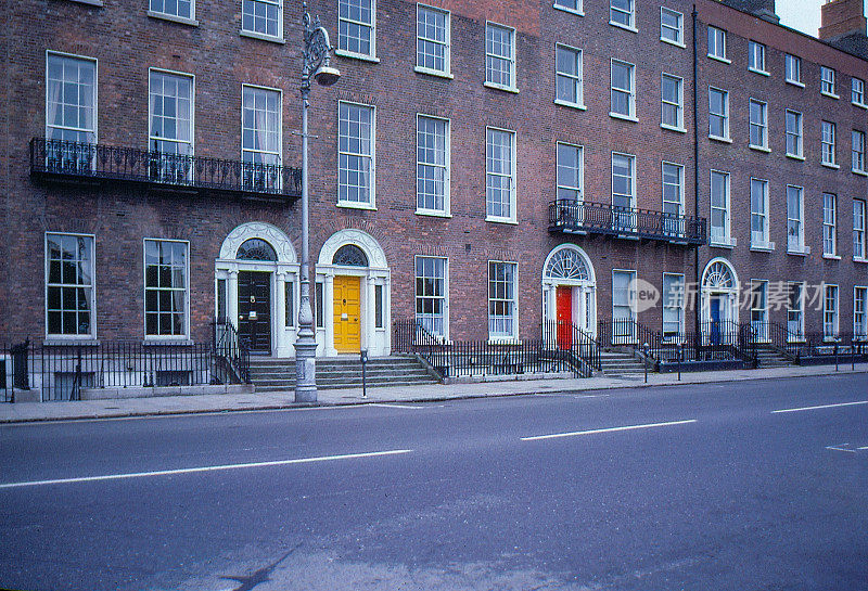 80年代旧正片扫描，街景接近梅里翁广场公园，都柏林，爱尔兰。