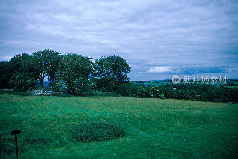 20世纪80年代旧的正片扫描，在塔拉山的草坪，米斯郡，爱尔兰
