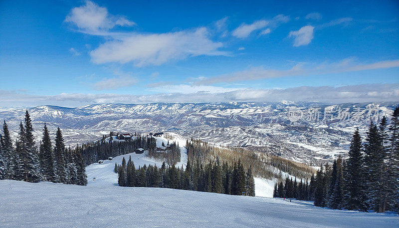 从科罗拉多州阿斯彭的雪山滑雪场俯瞰遥远的冬季。