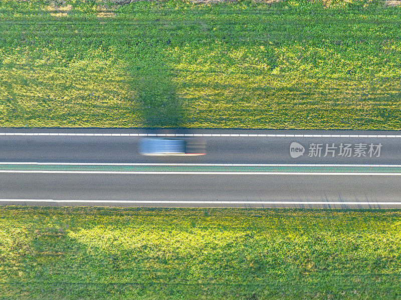 在直线道路上行驶的交通俯视图