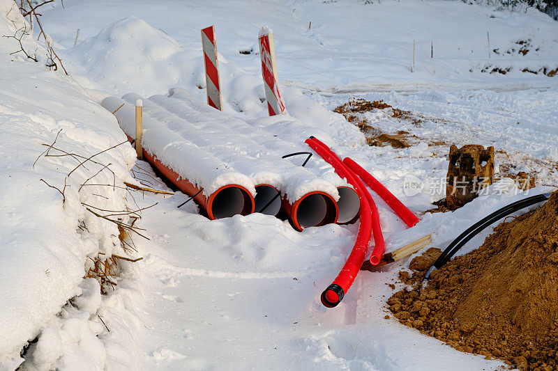 冬季紧急维修。更换电缆。一堆沙子，一根电缆和一把挖地用的铲子