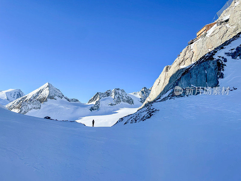 一个人在高山上滑雪