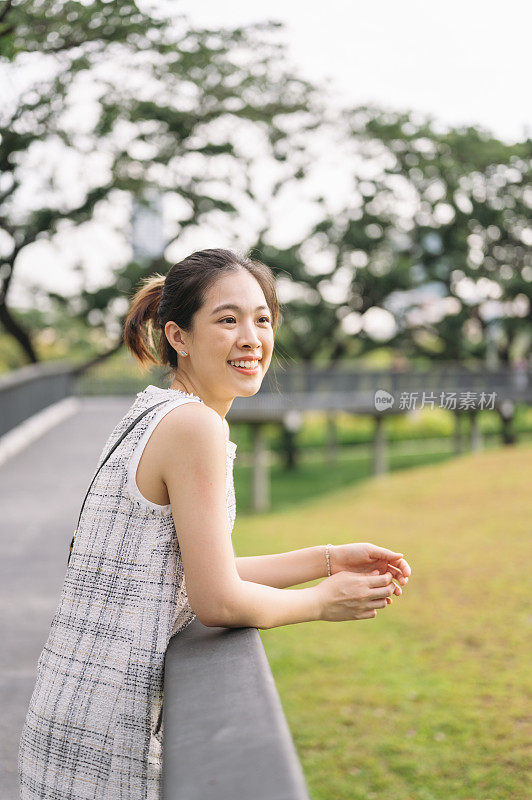 活跃的现代亚洲人喜欢城市公园